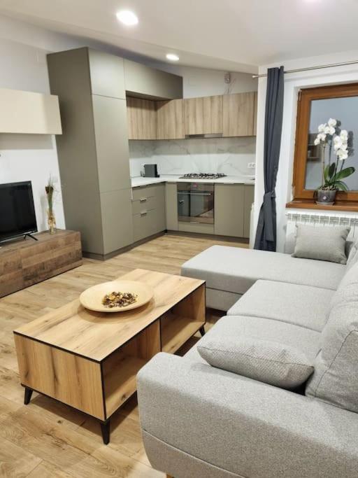 Cozy Apartment Near City Center บูคาเรสต์ ภายนอก รูปภาพ