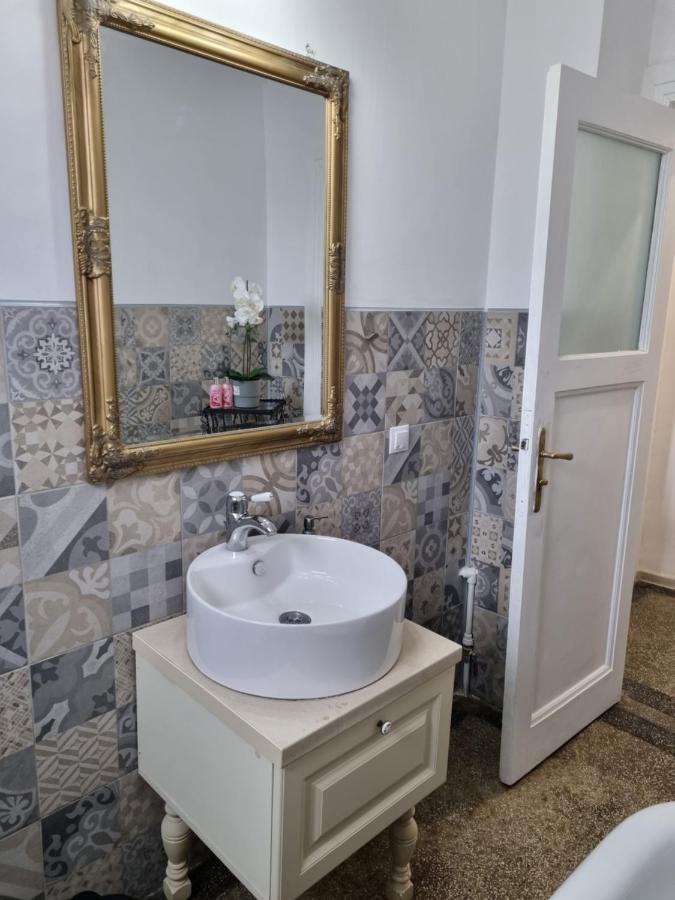 Cozy Apartment Near City Center บูคาเรสต์ ภายนอก รูปภาพ
